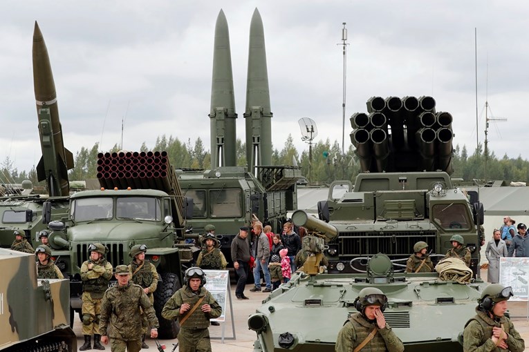 RUSKA VOJSKA NA GRANICI EU Putin kaže da je poslao 13.000 vojnika, stručnjaci tvrde da ih je 10 puta više