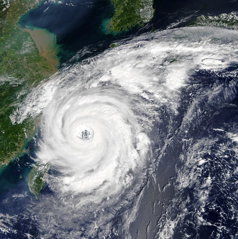 Snažan tajfun pogodio Japan, otkazani letovi, zaustavljeni vlakovi