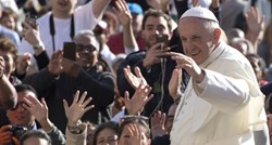 Papa Franjo najavio borbu protiv lažnih vijesti: "Mediji ne smiju naginjati koprofiliji"