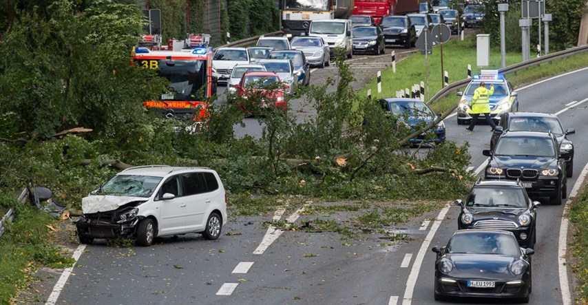 U Njemačkoj nakon orkanske oluje najmanje sedam mrtvih, otežan promet, uništene kuće