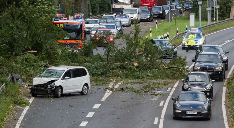 U Njemačkoj nakon orkanske oluje najmanje sedam mrtvih, otežan promet, uništene kuće