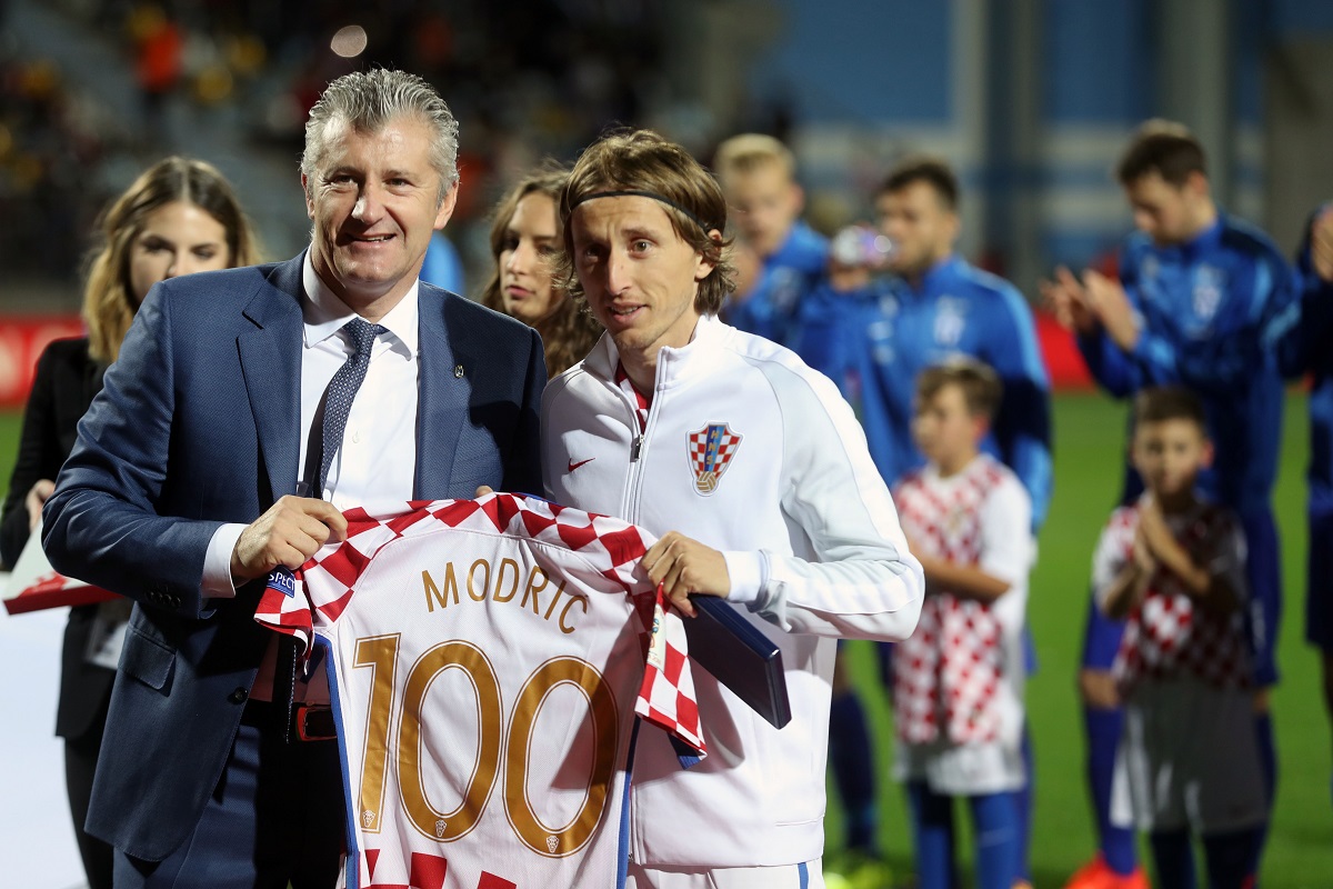 Modriću prije utakmice s Finskom uručen dres za jubilarni 100. nastup