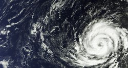 Tropska oluja Ofelija pogodila Irsku, 120.000 domova bez struje, jedna žena poginula