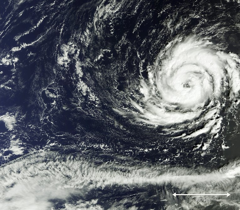 Tropska oluja Ofelija pogodila Irsku, 120.000 domova bez struje, jedna žena poginula