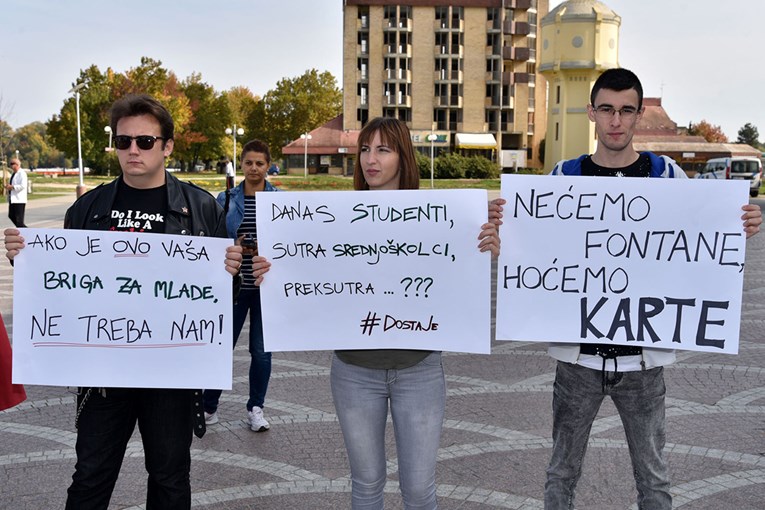 Vukovarski studenti prosvjeduju jer su im ukinute subvencije na prijevoz, HDZ-ova vlast poručuje - nema novca