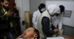 U zračnim napadima u Siriji poginula 61 osoba, među njima ima djece