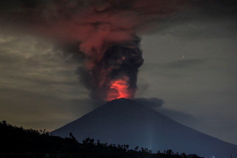 Vulkan na Baliju ispušta pepeo, stanovništvo masovno evakuirano, aerodrom zatvoren