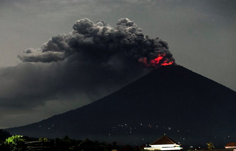 Bali u strahu od snažne erupcije vulkana, stanovništvo masovno evakuirano, aerodrom zatvoren