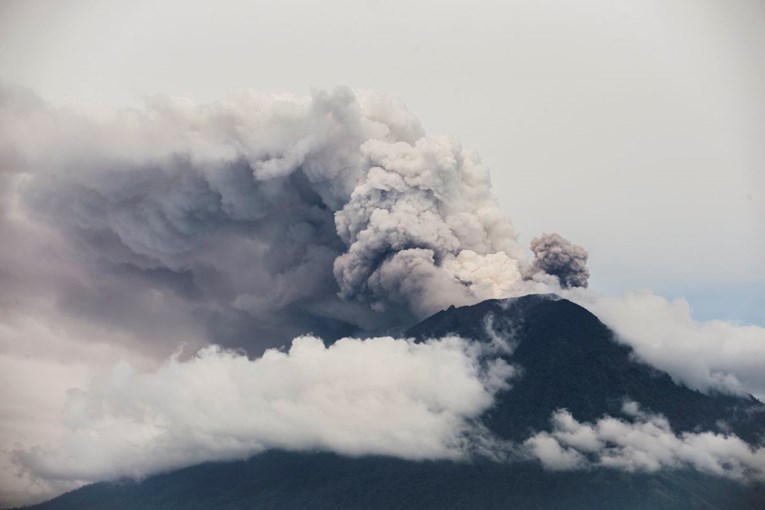Vulkan na Baliju izbacio pepeo na 2000 metara visine, deseci tisuća ljudi odbijaju evakuaciju