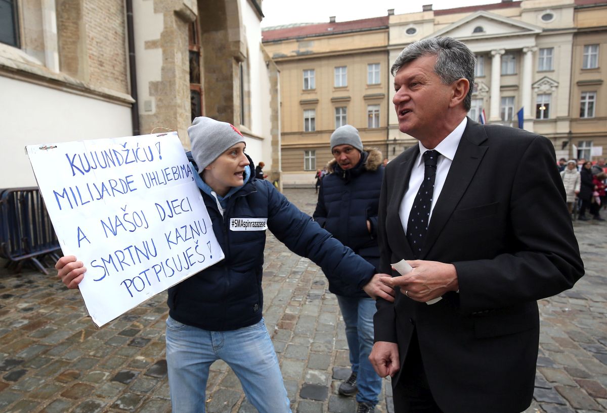 Tko je dovoljno lud da poklanja novac Kujundžiću, ministru koji nije u stanju ni ispuniti formular?
