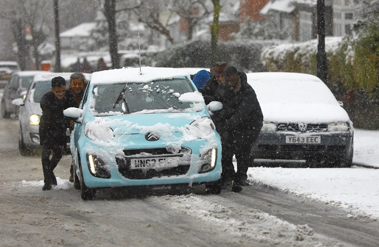 U Velikoj Britaniji snijeg i led izazvali kaos, zatvorene stotine škola