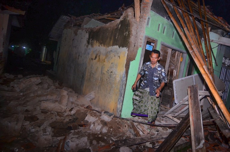 Indoneziju pogodio snažan potres, izdano upozorenje za tsunami, najmanje jedna osoba poginula