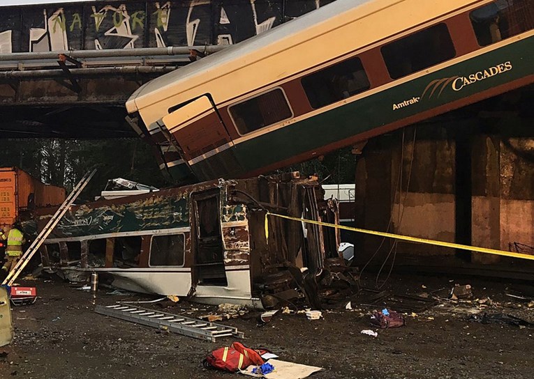 Vlak u Americi izletio s tračnica, vagoni pali na autocestu, šestero mrtvih i 77 ozlijeđenih