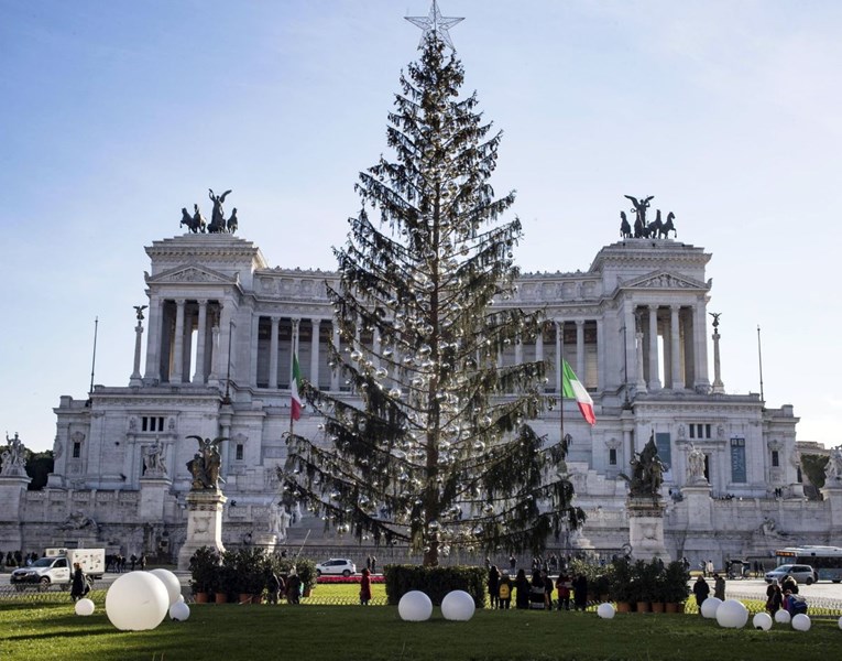Rimsko božićno drvce završilo na sudu jer je preružno