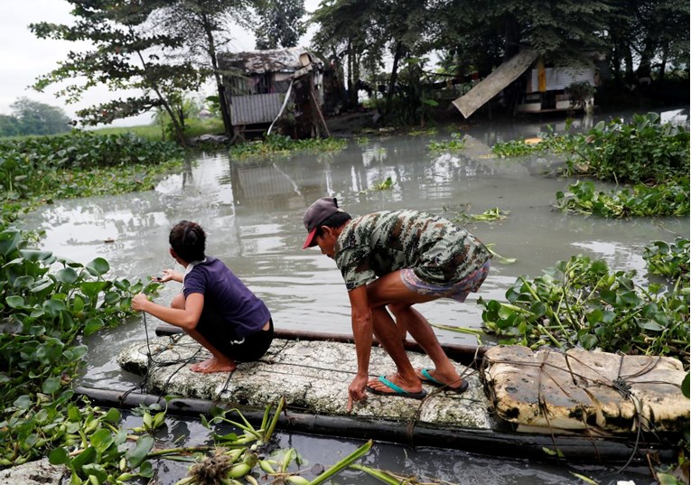 Tajfun poharao Filipine, najmanje 200 mrtvih, 140 nestalih i 70.000 raseljenih