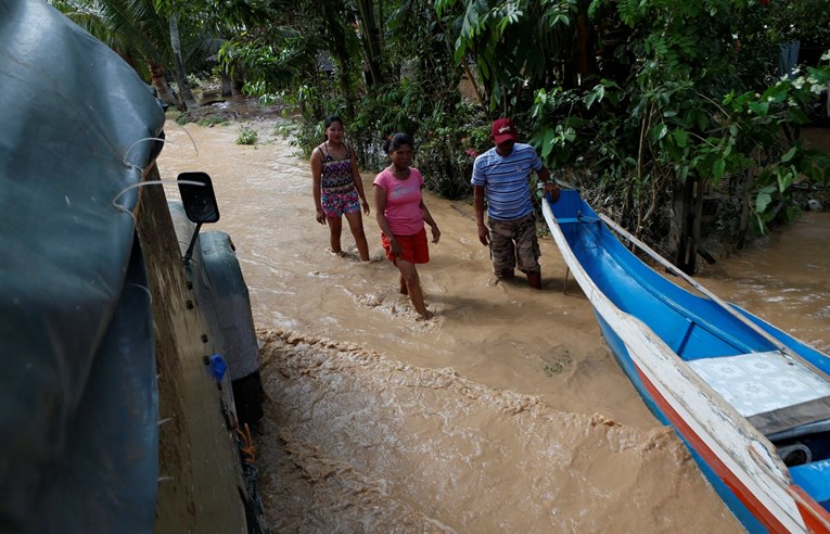 Božićno čudo na Filipinima, spašena djevojka koju je poplava odnijela 900 kilometara u more