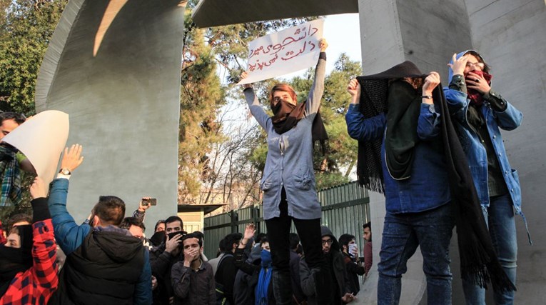 U IRANU RASTE BROJ MRTVIH Tijekom noći ubijeno devet ljudi, policija uhapsila stotine prosvjednika
