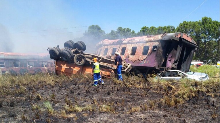 U sudaru vlaka i kamiona u Južnoafričkoj Republici najmanje 14 mrtvih i 180 ozlijeđenih