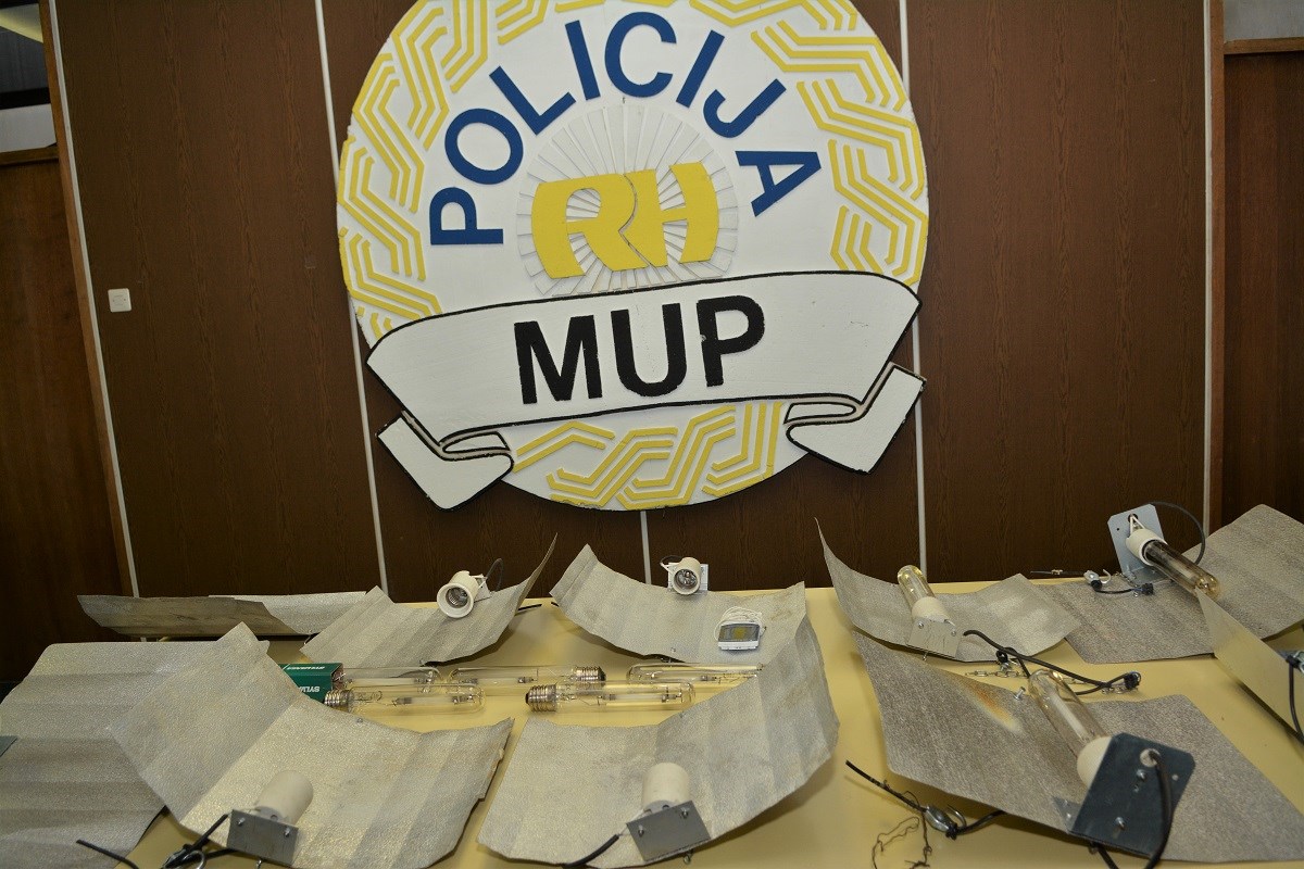 Slovenka i sin u Ozlju uzgajali marihuanu, policija pronašla laboratorij i sve zaplijenila
