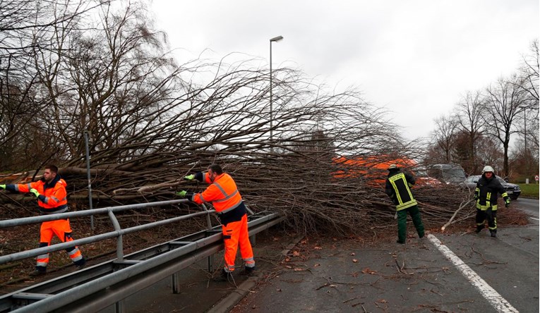 U Njemačkoj i Nizozemskoj veliko čišćenje nakon razorne oluje, zbraja se milijunska šteta