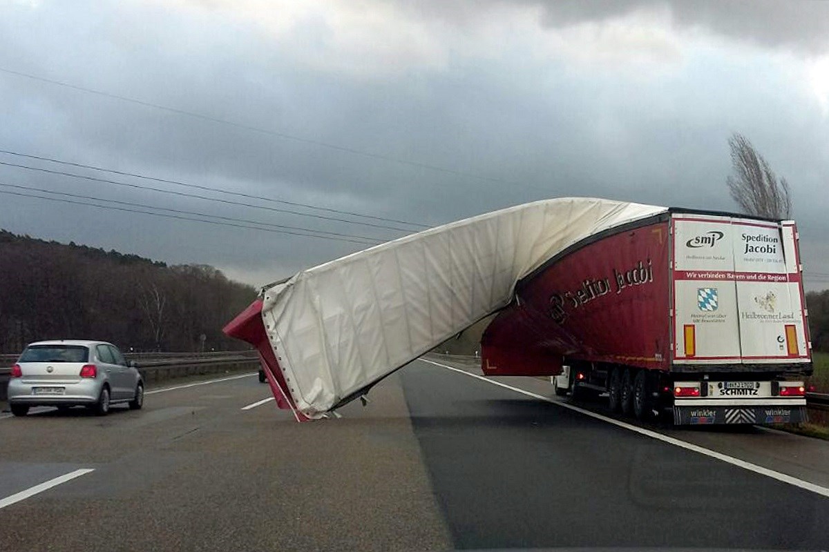 OLUJA FRIEDERIKE Na sjeveru Europe osmero mrtvih, kaos u prometu, orkanski vjetar nosi kamione, krovove...