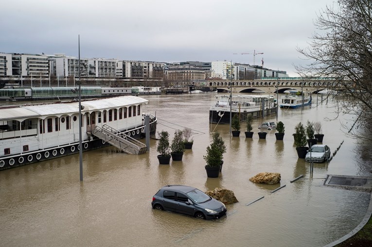 Parizu prijete katastrofalne poplave, nabujala Seine brzo raste, vikend će biti kritičan