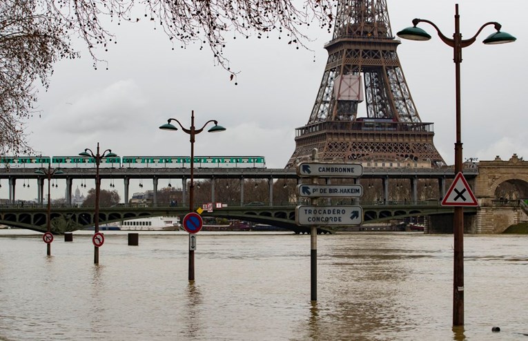 Pariz se sprema za poplavu, razina vode prijeti gradu, na ulice izašli štakori