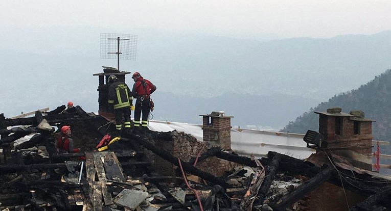 U Italiji izbio požar na samostanu iz Ecova Imena ruže