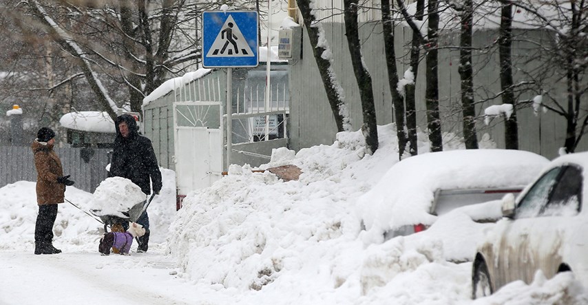 Rekordna snježna oluja u Moskvi, najmanje jedna osoba poginula