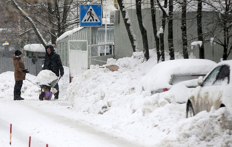 Rekordna snježna oluja u Moskvi, najmanje jedna osoba poginula