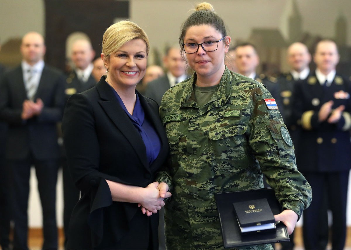 Kolinda odlikovala vojnikinju koja je izvukla vozača iz zapaljenog automobila