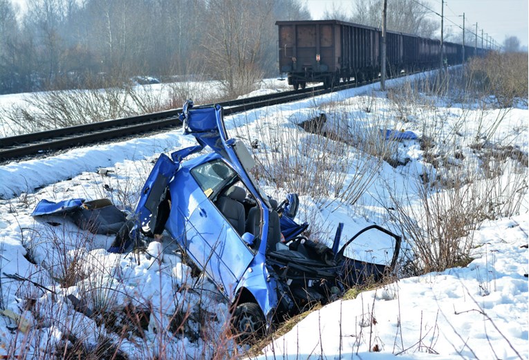 Vozač kod Karlovca probio rampu i zabio se u teretni vlak