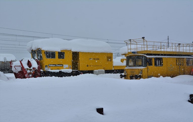 Snijeg i led stvaraju probleme u željezničkom prometu, vlakovi kasne i po sat vremena