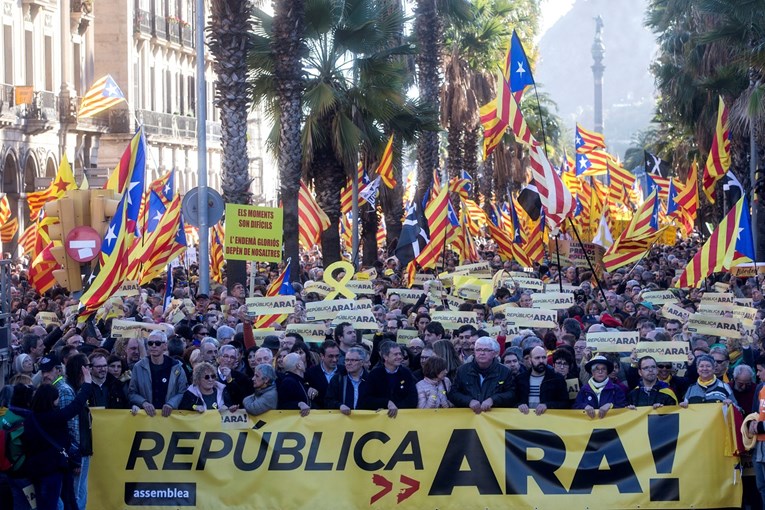 Deseci tisuća Katalonaca prosvjedovali u Barceloni, traže formiranje vlade