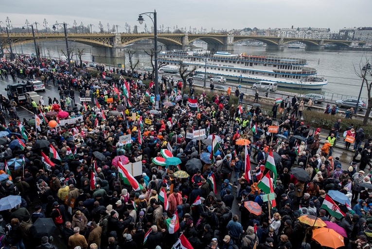 Deseci tisuća Orbanovih pristaša na ulicama Budimpešte: "Ne moramo se boriti oružjem, za sada..."