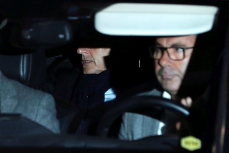 Sarkozyju zabranili da komunicira s bivšim suradnicima, on se žali