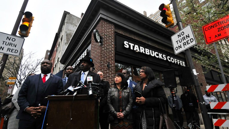 Zbog rasizma prema dvojici crnaca zatvaraju se svi Starbucksi na jedno popodne