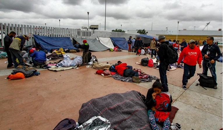 Iz migrantske karavane u SAD pušteno osmero žena i djece