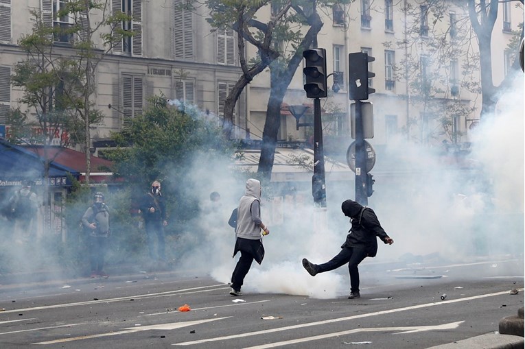VIDEO Policija u Parizu suzavcem rastjerala anarhiste, preko 200 osoba uhićeno
