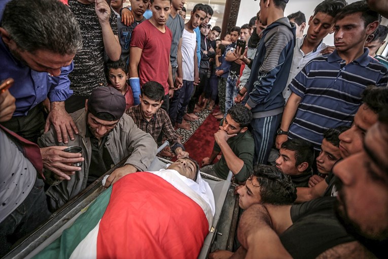 MASAKR U GAZI Palestinci pokapaju žrtve, najmlađa je imala samo osam mjeseci