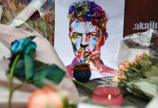 Ulični partyji, poruke i cvijeće: Pogledajte kako se fanovi diljem svijeta opraštaju od Davida Bowieja
