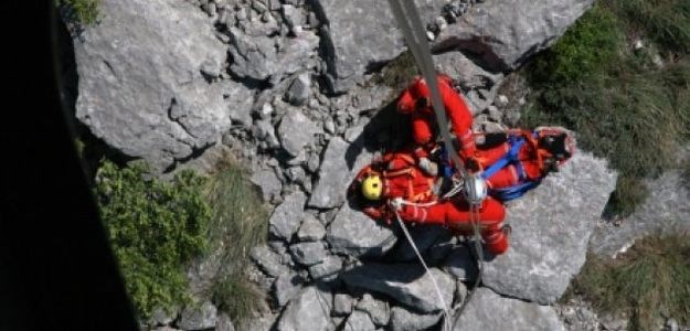 Nakon noćne potrage pronađena strankinja zalutala na Paklenici, spustio je helikopter