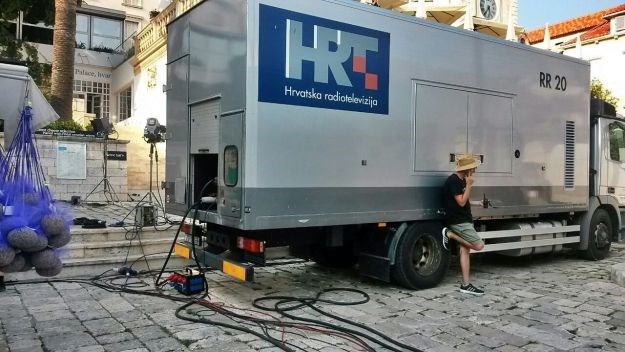 HRT-ova ljetna emisija važnija od turističke sezone? Na Hvaru blokirali ulaz u dva hotela