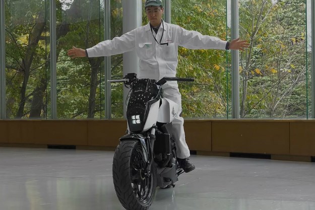 Video: Honda ima motocikl s kojeg ne možete pasti!