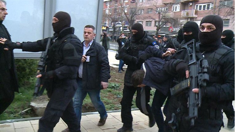 SUKOBI NA KOSOVU Uhapšen Vučićev bliski suradnik, odjekivale šok bombe i sirene za uzbunu