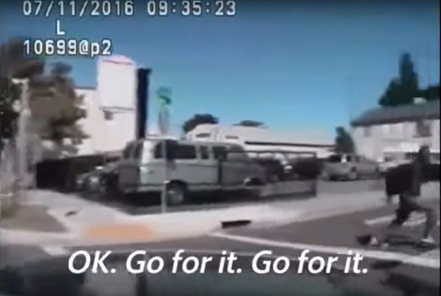 VIDEO Američki policajci pokušali pregaziti crnca, na kraju ga ustrijelili 14 puta