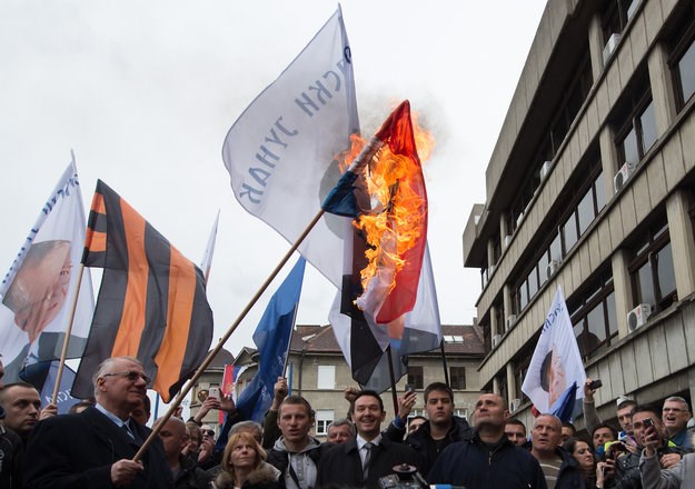 Policija čuvala hrvatsku ambasadu u Beogradu od radikala, Šešelj zapalio zastavu