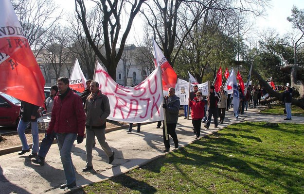 Sramota za državu: Radnici TESU-a dobili tek pola plaće za prosinac, štrajk se nastavlja