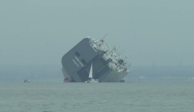 Teretni brod i dalje nasukan uz obale Engleske, visoka plima nije pomogla