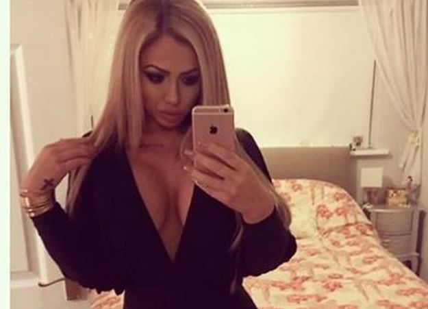 Minijaturni bikini u borbi s njenom bujnom guzom, tko je pobijedio?